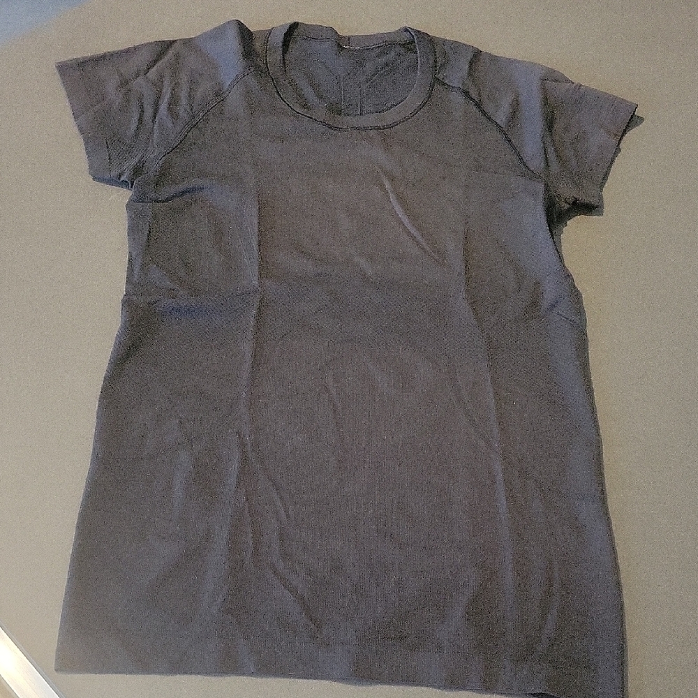Lululwnon Swiftly Tee